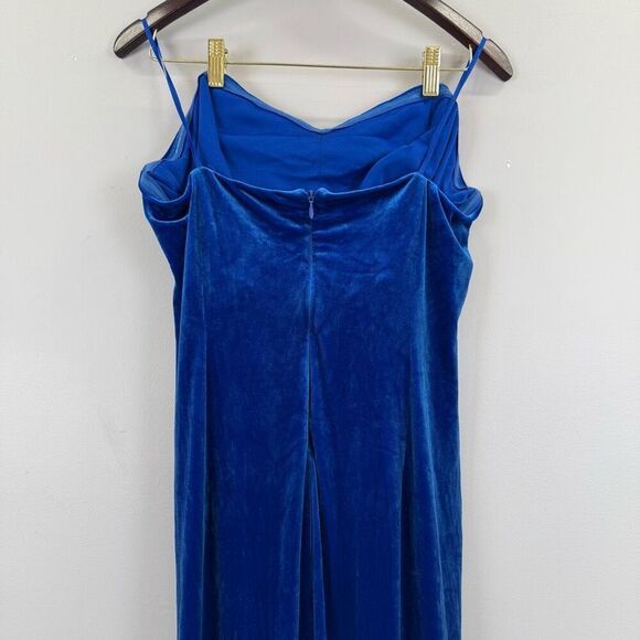 Liv Foster Velvet Strapless Gown 🗃️ - Picture 8 of 9